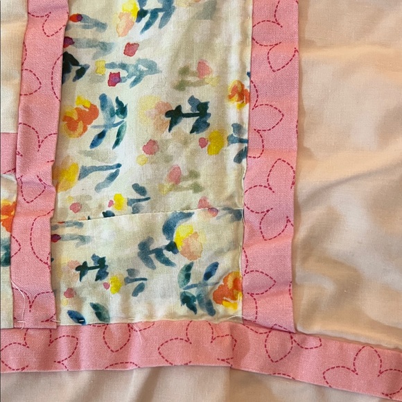 Beautiful Floral and Butterfly Quilt - Picture 3 of 11
